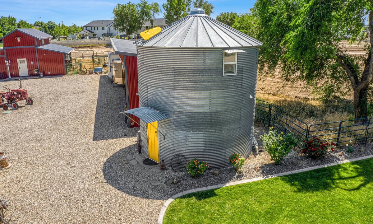 Kuna House | Stay in a Real Silo Cozy Loft + Electric Fireplace + Full Bath Near Boise
