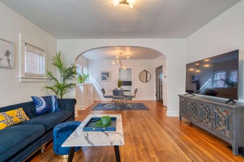 Hosford-Abernethy Apartment | Stay Portland - Glamourous Old Hollywood Apartment - 92 WalkScore