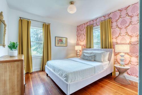 Hosford-Abernethy Apartment | Stay Portland - Golden Age of Hollywood Apartment - 92 WalkScore