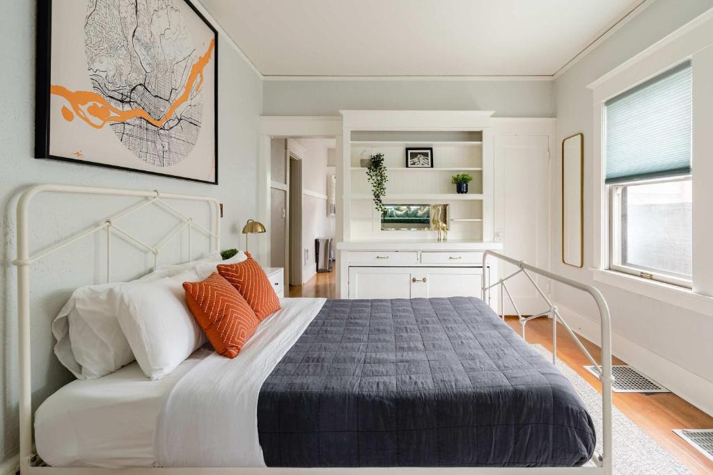 Belmont Apartment | Stay Portland - PDX Art Deco Lounge - Local Eateries, Bars & Shops