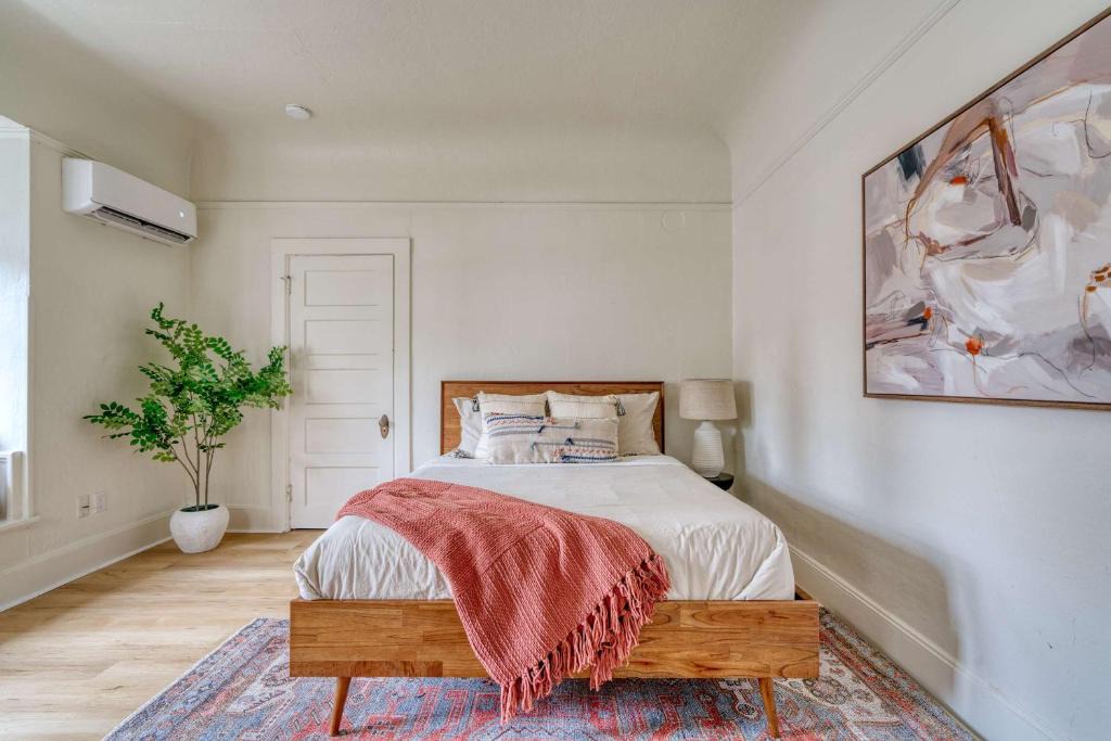 Irvington Apartment | Stay Portland - The Sullivan's Gulch Lodge - 94 WalkScore