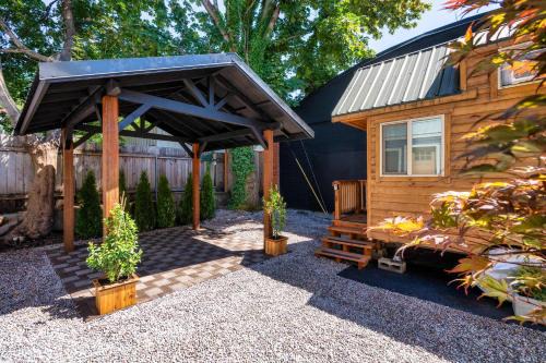 Hosford-Abernethy House | Stay Portland - Tiny Farmhouse - Walk to Local Shops & Restaurants