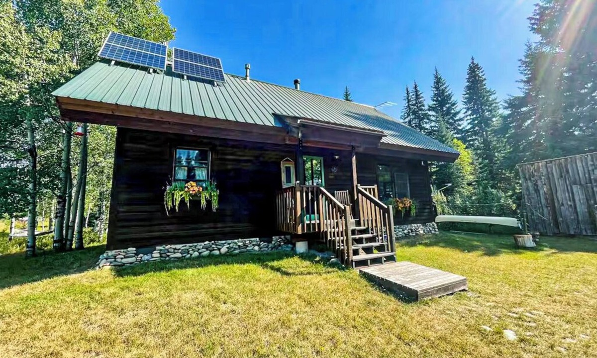 Polebridge Cabin | Steps from Glacier Adventures - Tranquil Polebridge Cabin