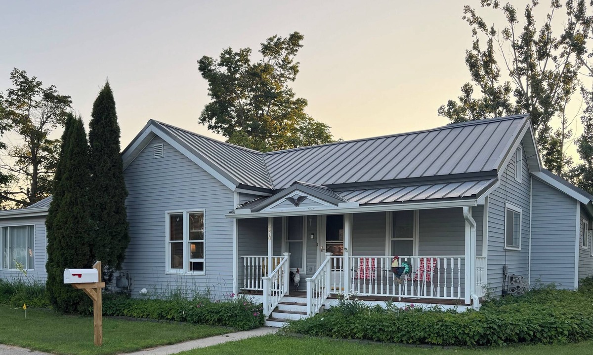 Cheboygan House | Steps from your snowmobile adventure! Cabin feel in the City Book while you can!