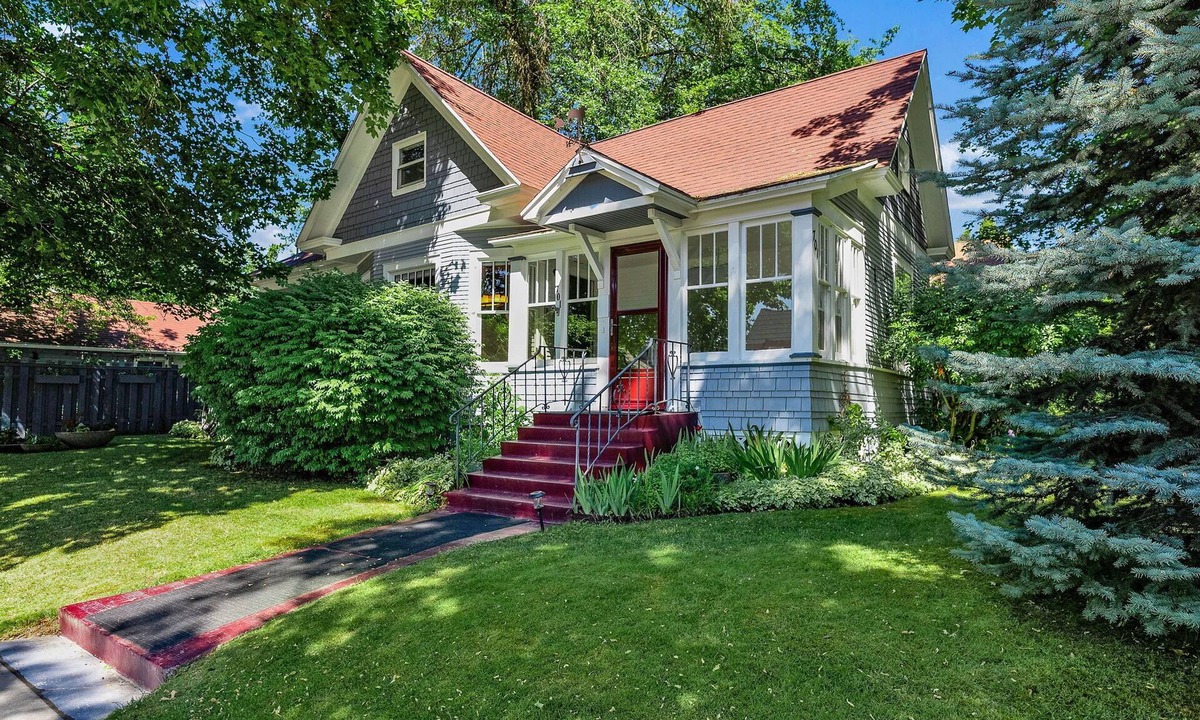 Garden District House | Story book 1920's home in down town Coeur d'Alene with AC, WiFi