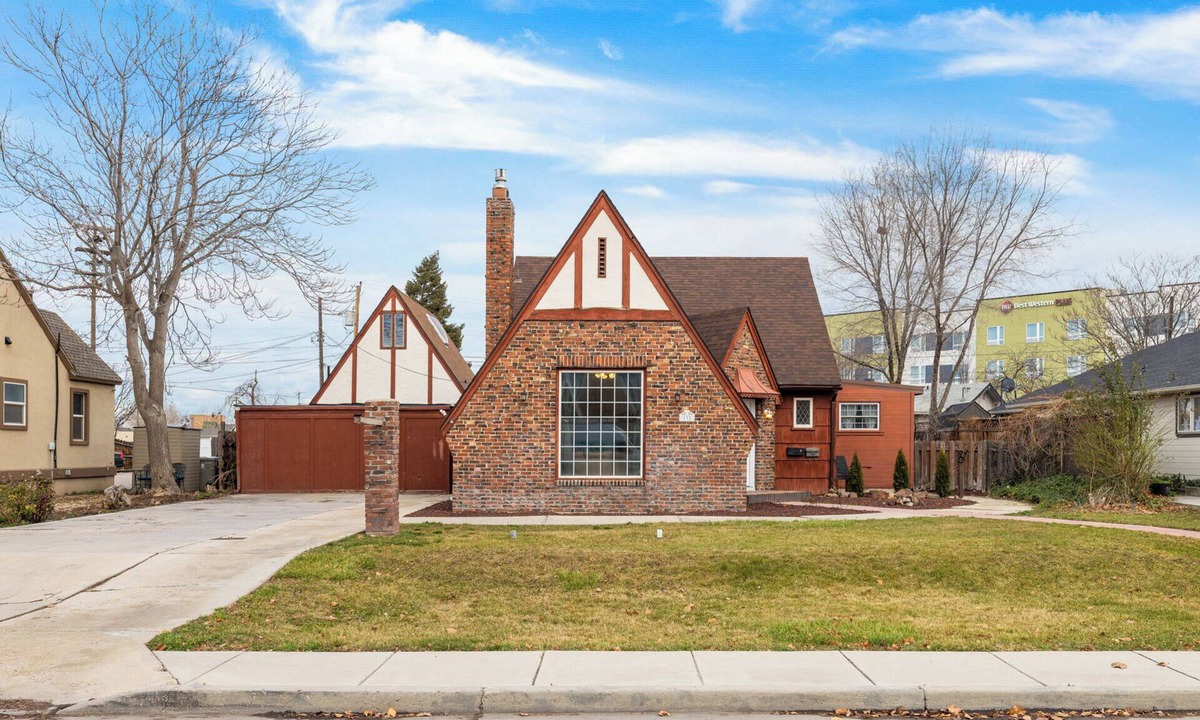 Nampa House | Storybook Cottage in the heart of Nampa