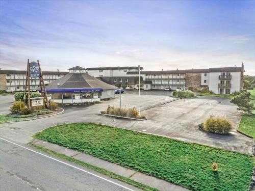 Ocean Shores House | Studio Ground Floor Condo for 4 - Pool and Hot Tub