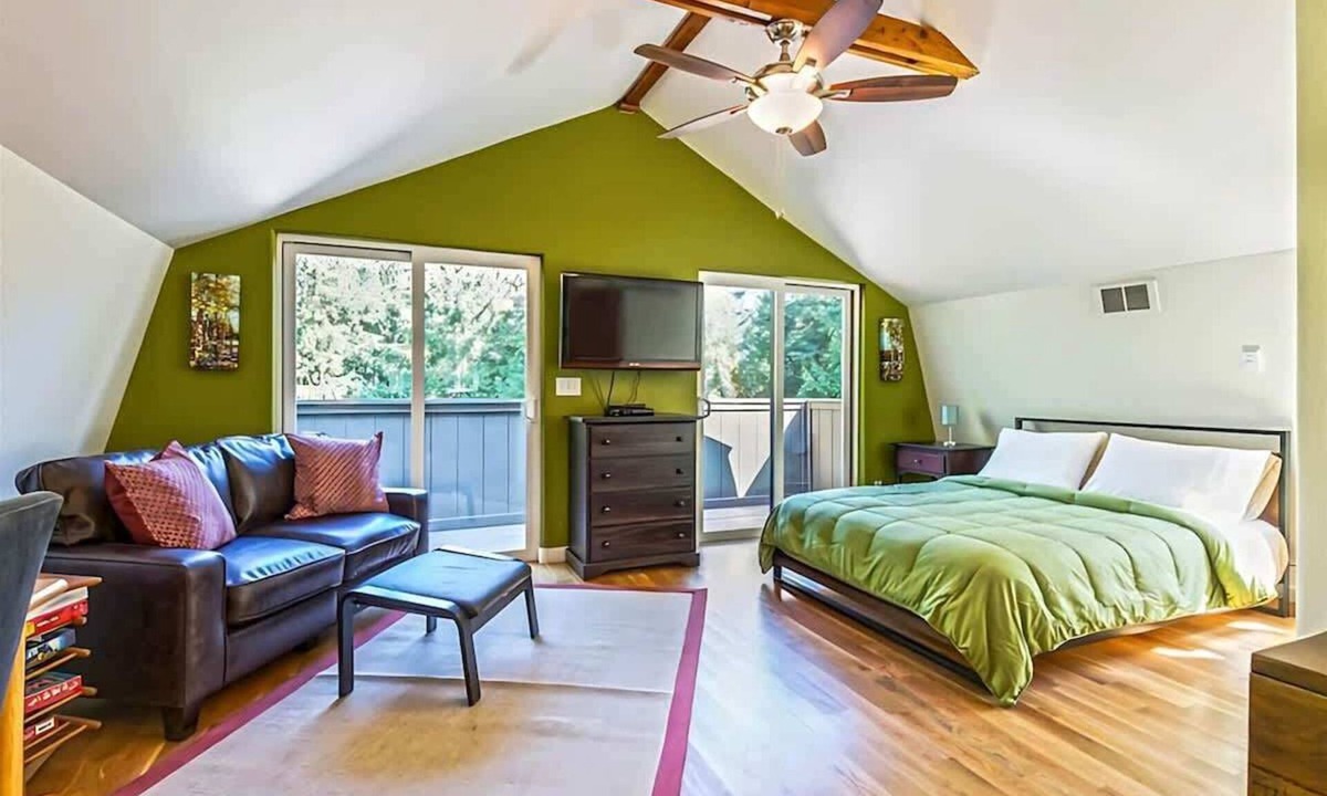 Sequim House | Studio Loft in the Woods|Washer & Dryer|Workspace