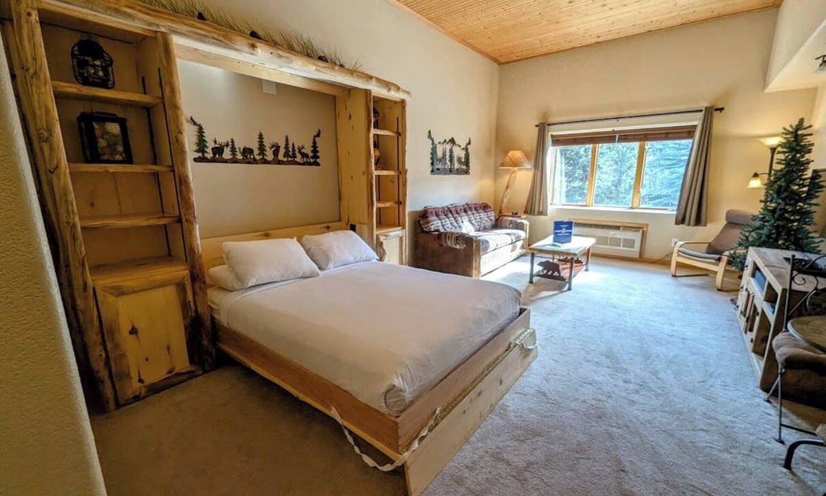 Mountain House Condo | Studio, Summer Getaway | Walk to Events