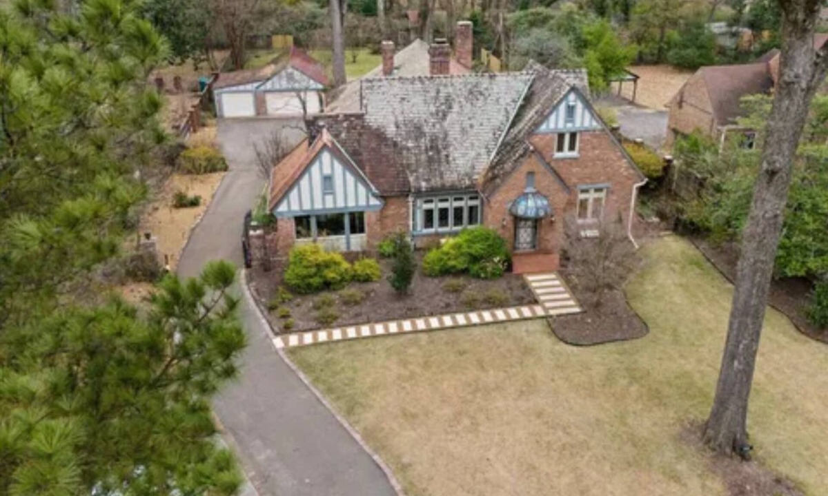 Memphis House | Stunning 3 bed, 3 bath house [sleeps 8] in Midtown, 2min drive to Rhodes College