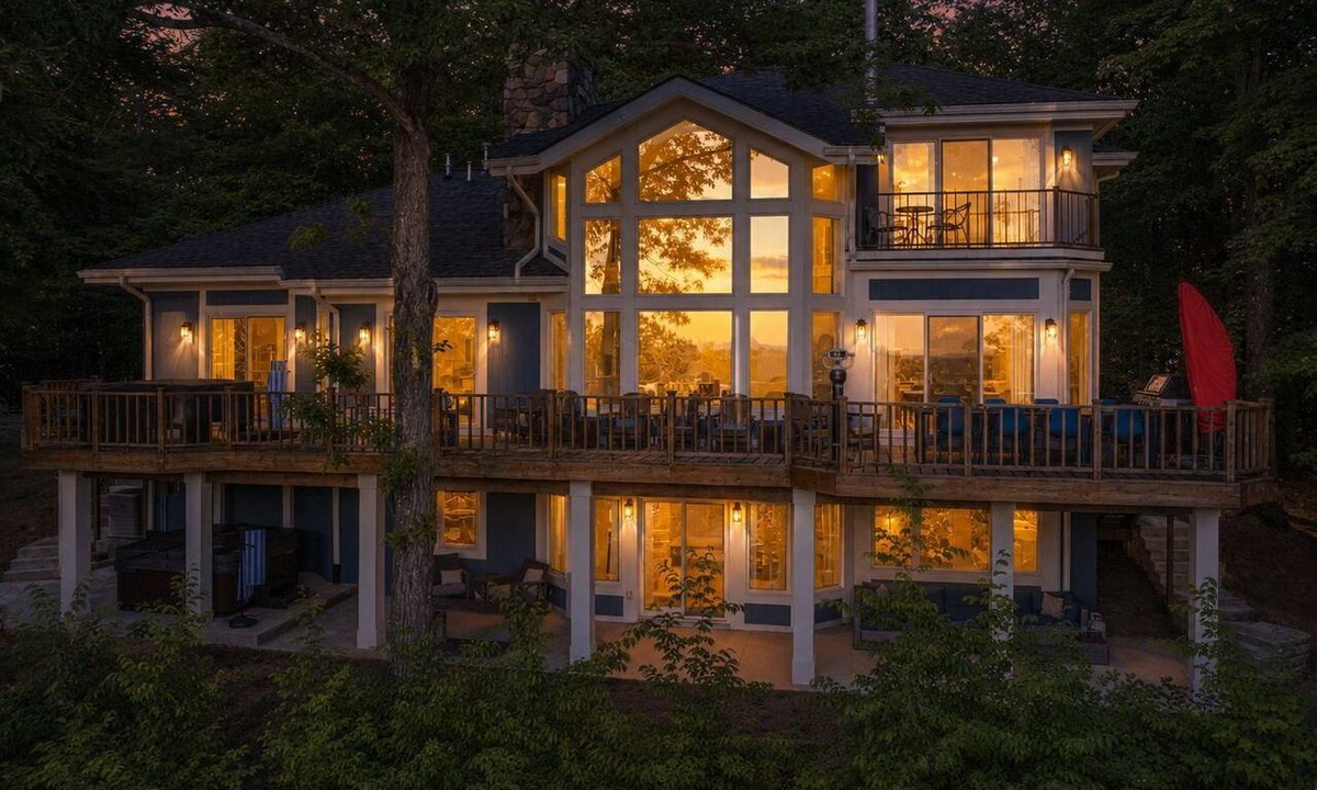 Bellaire House | Stunning 5 Bed 3 Bath-Golf Simulator-2 Hot Tubs-2 Fire Pits-Theater