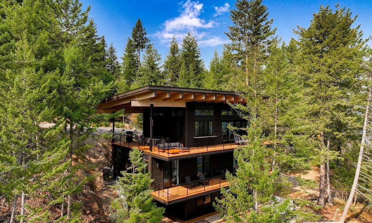 Sandpoint Villa | Stunning Designer Rental with Breathtaking Views for a Memorable Escape in Nature by Lake Pend Orielle in Idaho