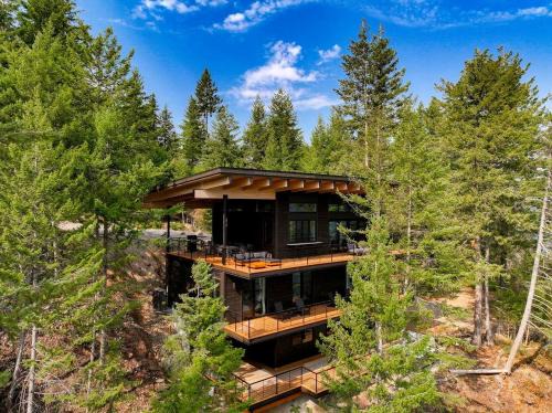 Sandpoint Apartment | Stunning Designer Rental with Breathtaking Views for a Memorable Escape in Nature by Lake Pend Orielle in Idaho