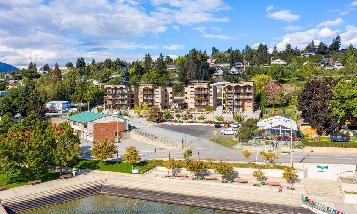 Manson Condo | Stunning Poolside Condo - Wineries - Lake - Marina