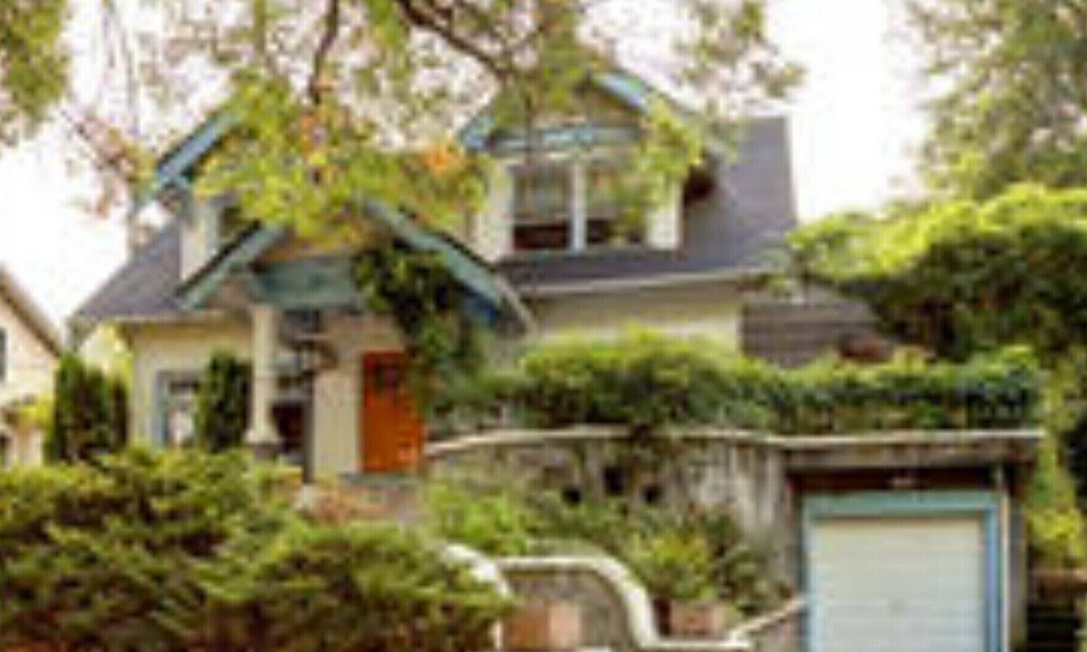 Laurelhurst House | Stunning Remodeled 1910 Craftsman in Laurelhurst - A Rare Find!
