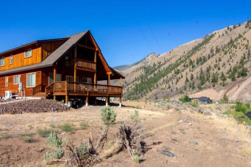 Salmon House | Stunning Salmon Riverfront Cabin