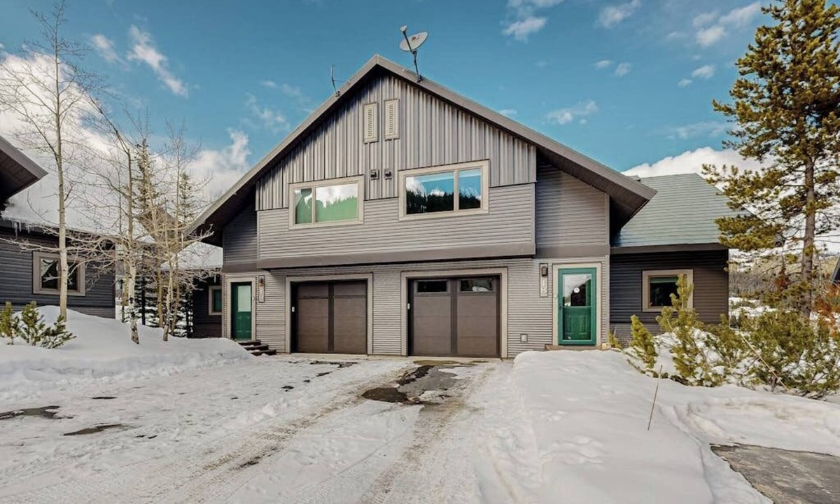 Big Horn House | Stunning ski-in/ski-out townhome with a private indoor hot tub