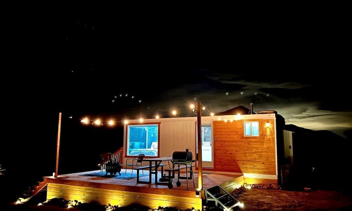 Meadview Cabin | Stunning Tiny House with Picnic Space, Barbecue and Fire Pit in Meadview, Arizona