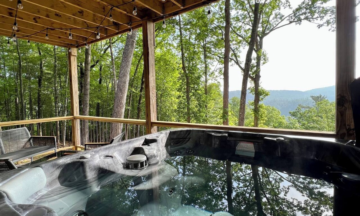 Raccoon Ridge Cabin | Stunning Views over Aska +Hot Tub & Firepit +Arcade and Pool table +Near Toccoa