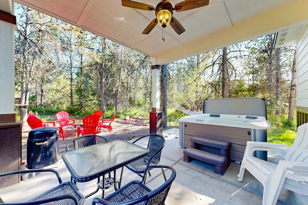 Fir Grove Estates House | Stunning wilderness retreat with firepit, hammock, AC, & W/D