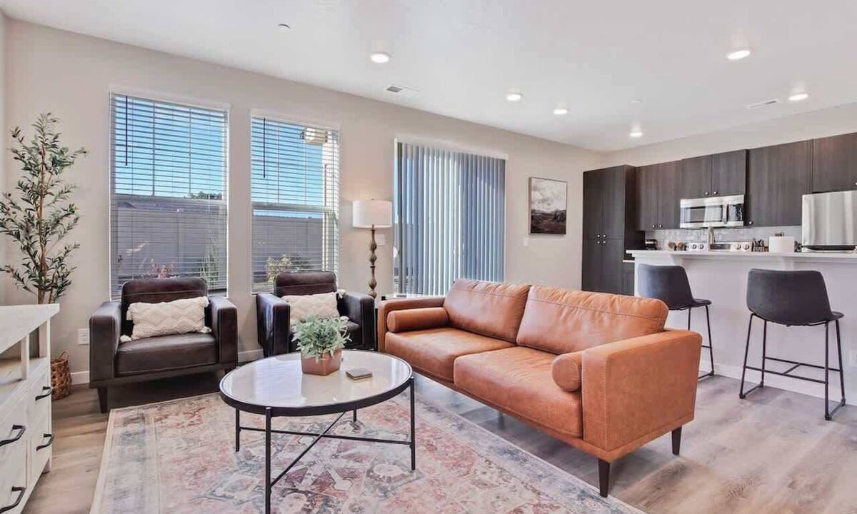 Nampa House | Stylish 2 bedroom townhome