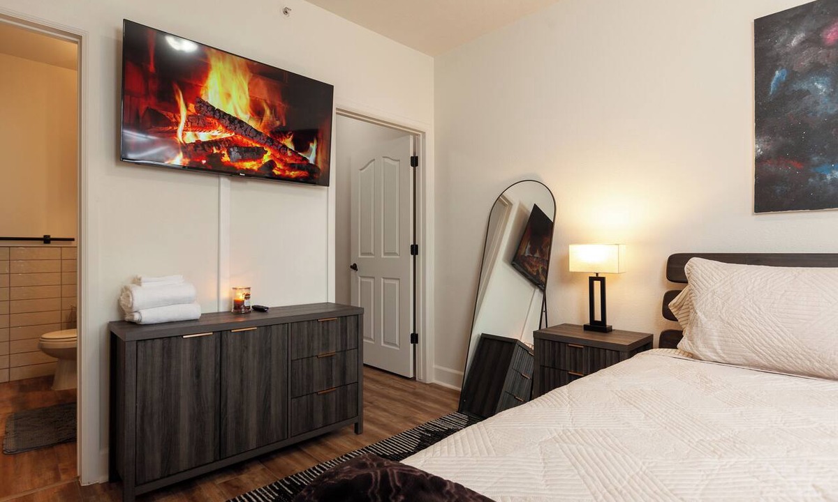 Coeur d'Alene Condo | Stylish 3-bed, 2-bath modern condo in Coeur d'Alene, perfect for up to 6 guests. Enjoy a fully equipped kitchen, king suite, and community sauna & gym. located just 12 mins from downtown, 20 mins to Silverwood Theme Park, and 40 mins to Spokane!