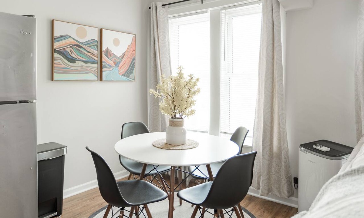 Rogers Park Apartment | Stylish and Comfy Studio near Loyola Park