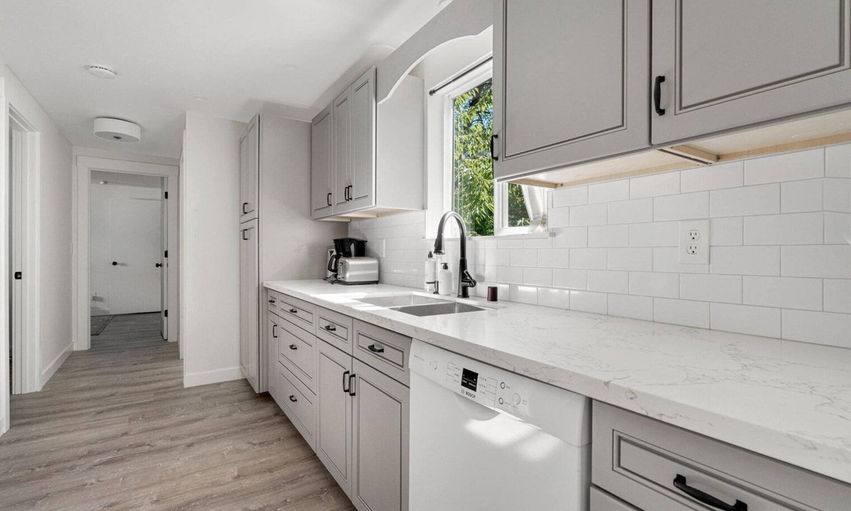 Mid-Beacon Hill House | Stylish Beacon Hill 3BR, close to Groceries & Parks, by Blueground