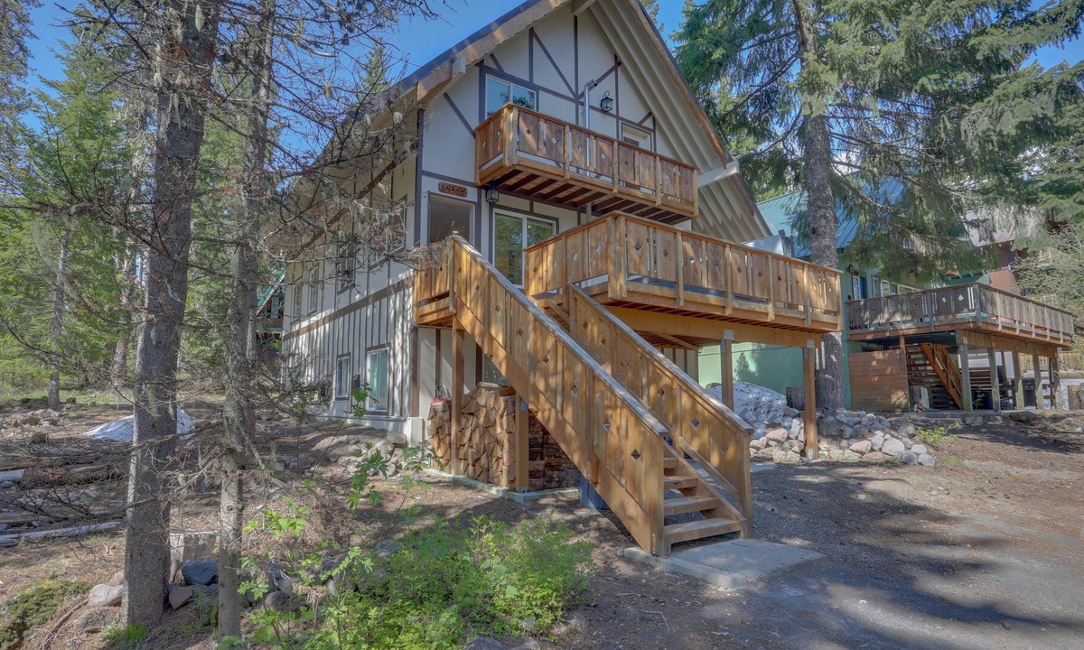 Government Camp Cabin | Stylish Duplex-Style Cabin with Free WiFi, Private Hot Tub, and Grill