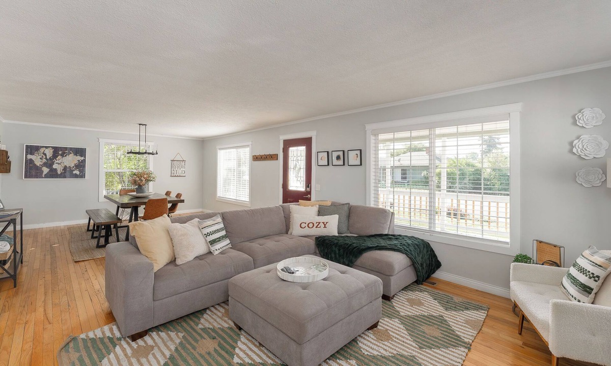Roseburg House | Stylish Escape - Chic & Cozy with relaxing backyard