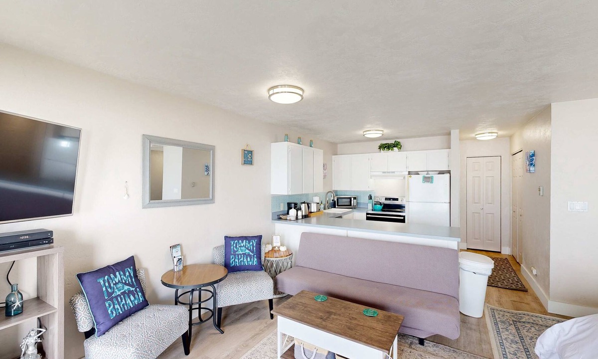 Newport Condo | Stylish Escape with Shared Pool, Direct Beach Access, Private Balcony & Ocean View
