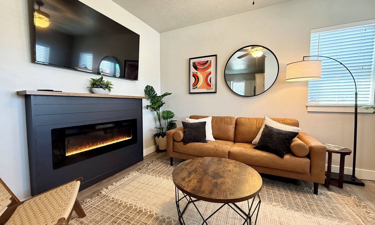 Boise House | Stylish home with fenced pet yard and garage, 900’ from Greenbelt!