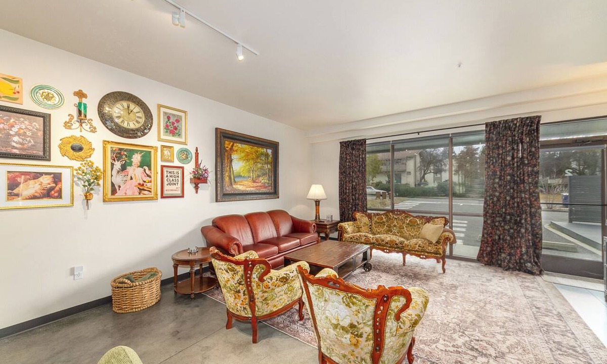 Lincoln Heights Apartment | Stylish South Hill Retreat, Queen Bed and Sofa Sleeper, Full Kitchen, Parking