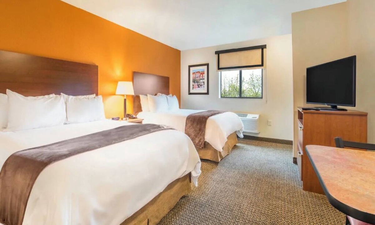 Bismarck Hotel | Stylish Studio Near Bismarck Art Alley – Steps from Cultural Attractions