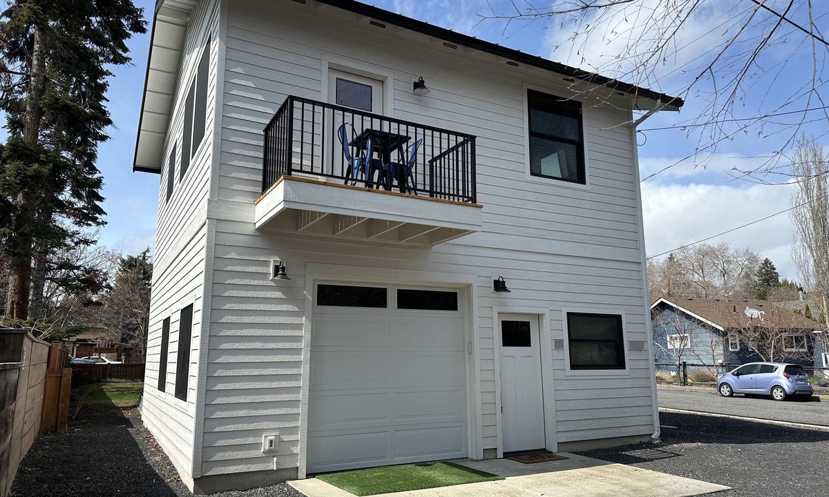 River West House | Sugar Plum Loft - Sweet and Walkable Bend, AC, 100+mbps Wifi, 30 nt min