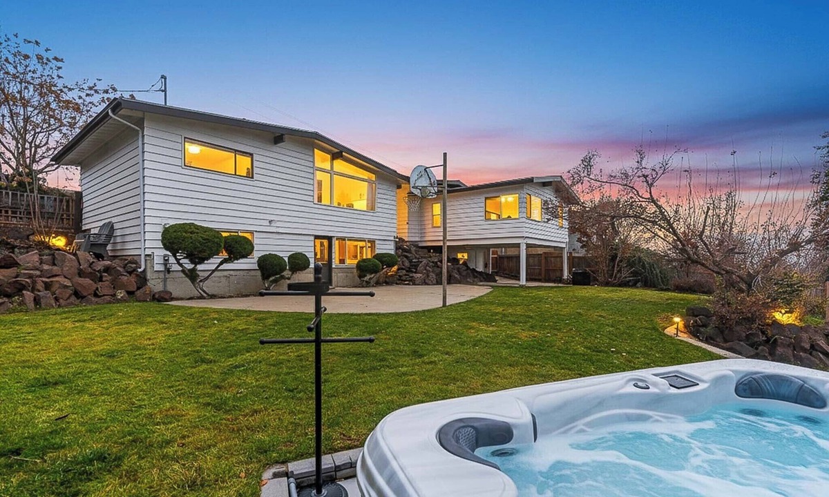 East Wenatchee House | Summer getaway near Leavenworth & Lake Chelan. Hot Tub + MTN views + Arcade