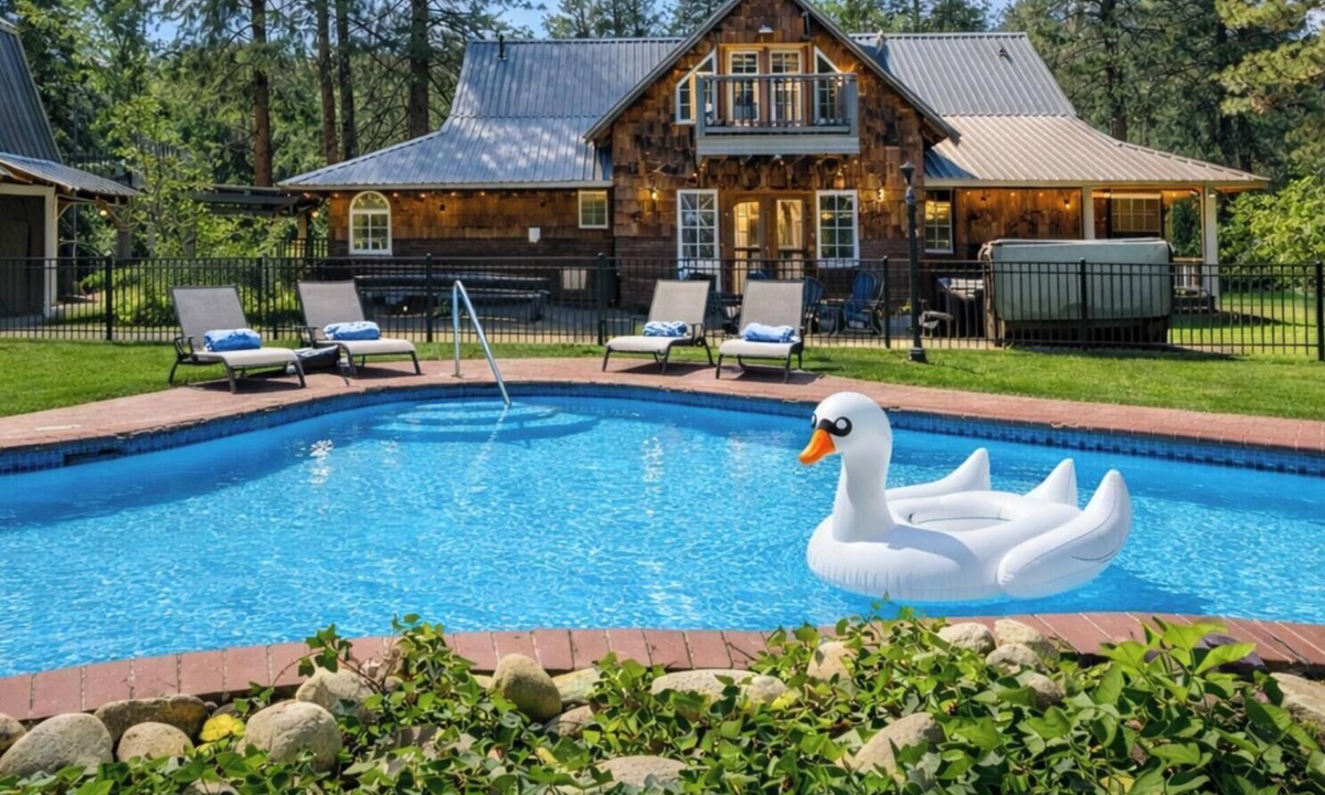 Leavenworth House | Summer Pool | Hot Tub | Firepit | Yard | Sleeps 12