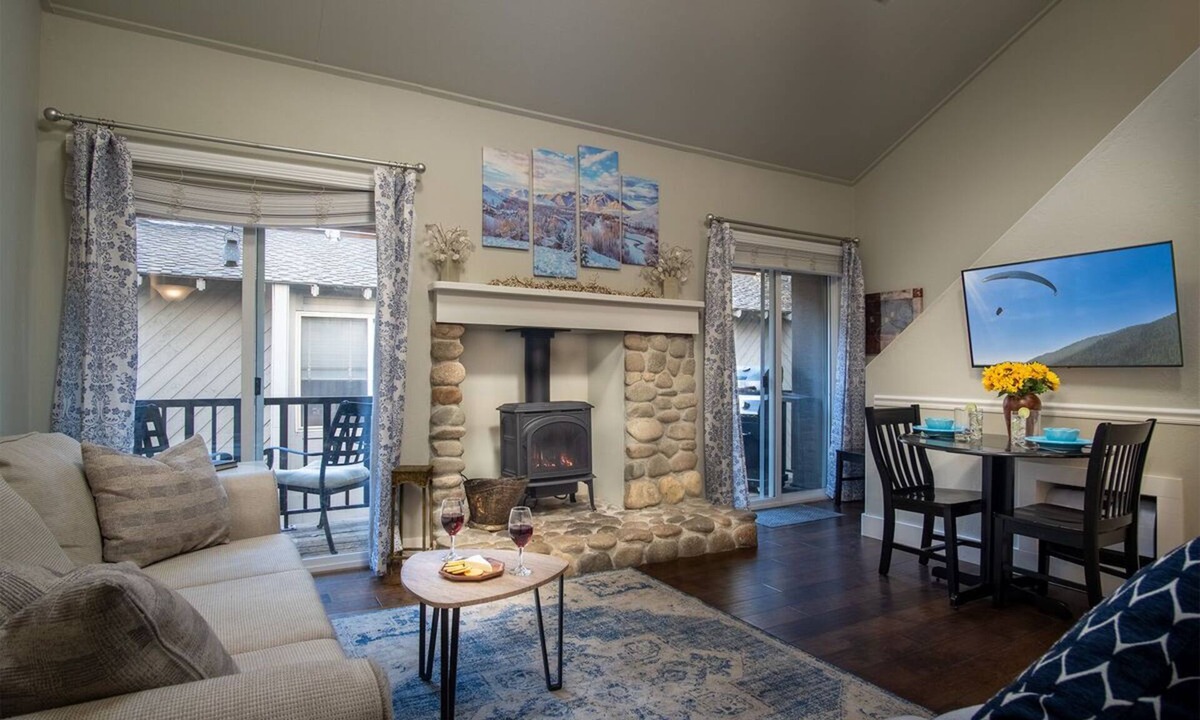 Ketchum Condo | Sun Valley/Ketchum-Location, Hot tub, pet friendly, walk to ski and downtown