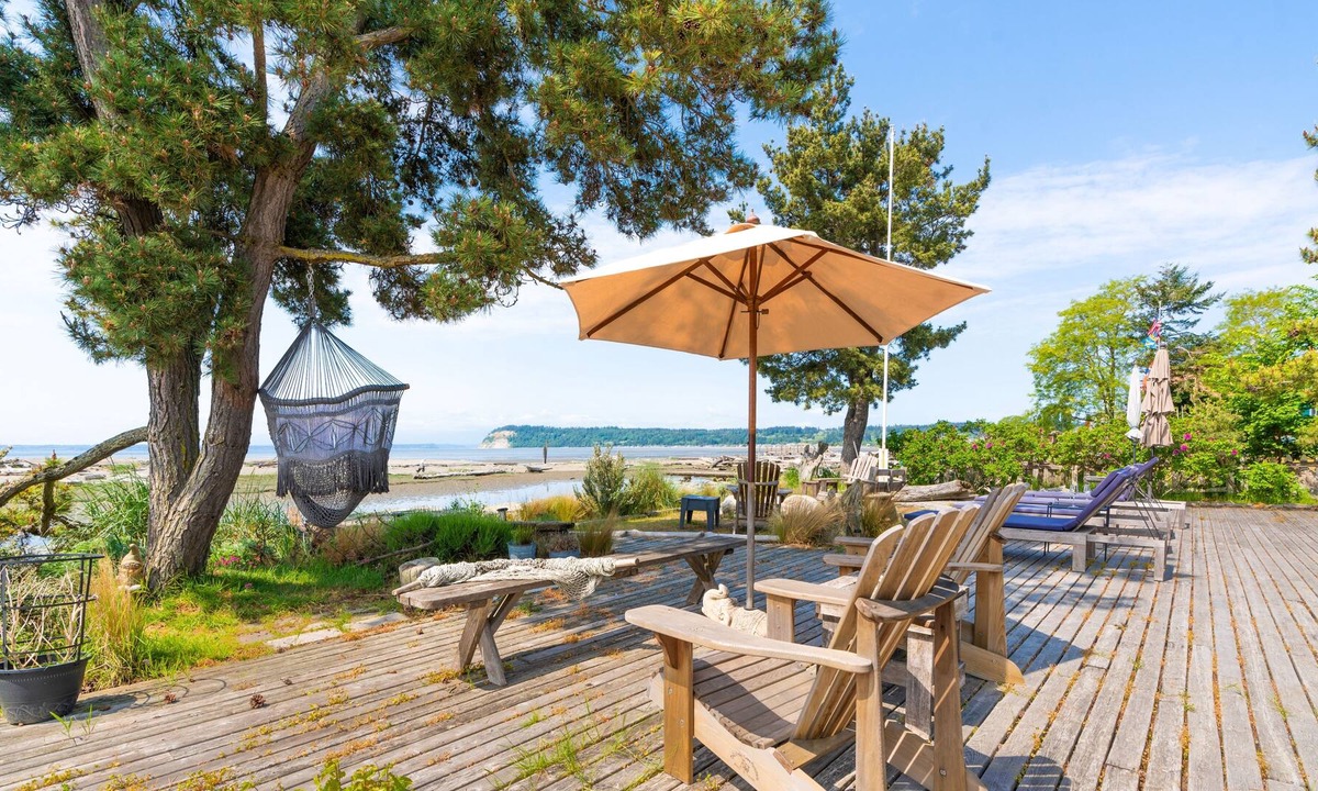 Clinton Cabin | Sunlight Beach Getaway - Waterfront Cabin