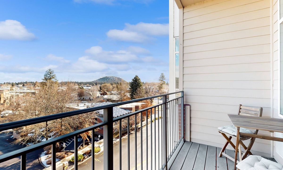 Bend Condo | Sunny condo with open layout, smart TV, balcony, W/D, & AC - great location