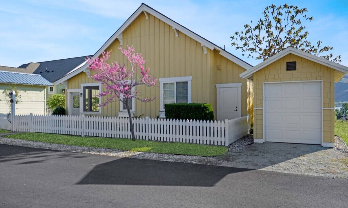 Oroville House | Sunny Getaway at Veranda Beach