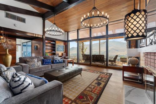 Chelan Villa | Sunny Retreat-Lake views,HotTub,BBQ,firepit,EV