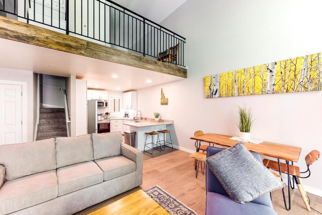 Elkhorn Village House | Sunny Springs