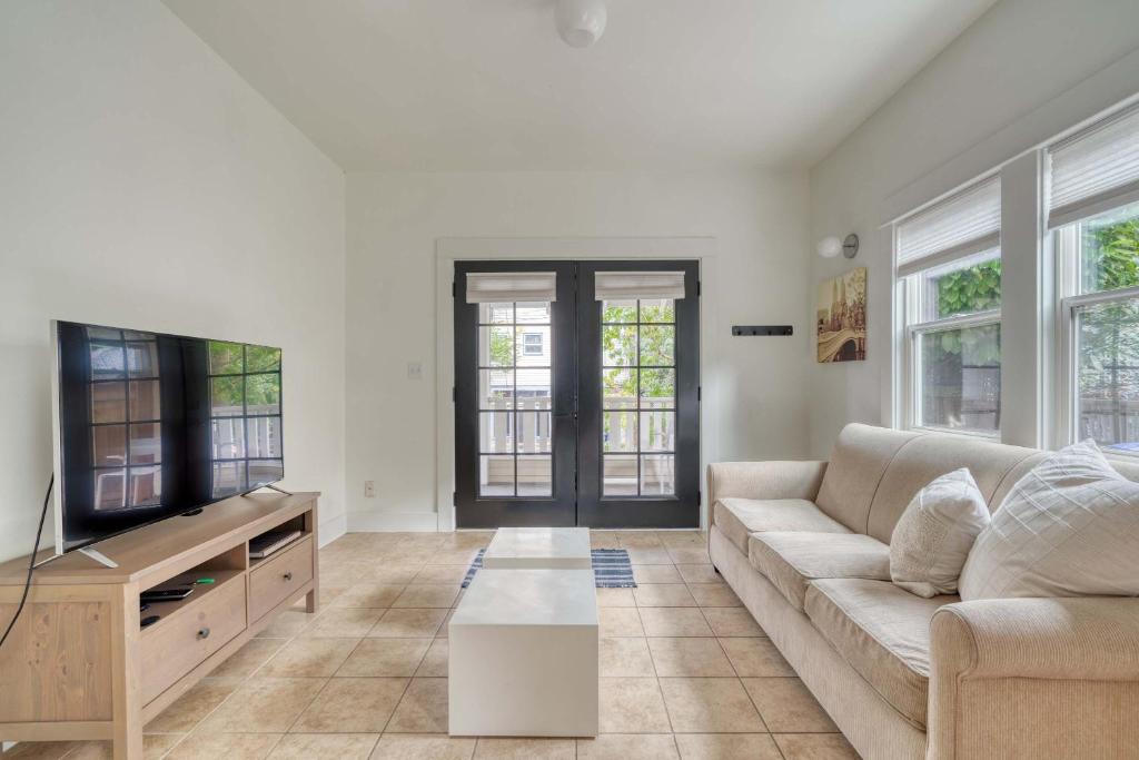 Belmont Apartment | Sunnyside 1BR - Walk to Shops & Nightlife