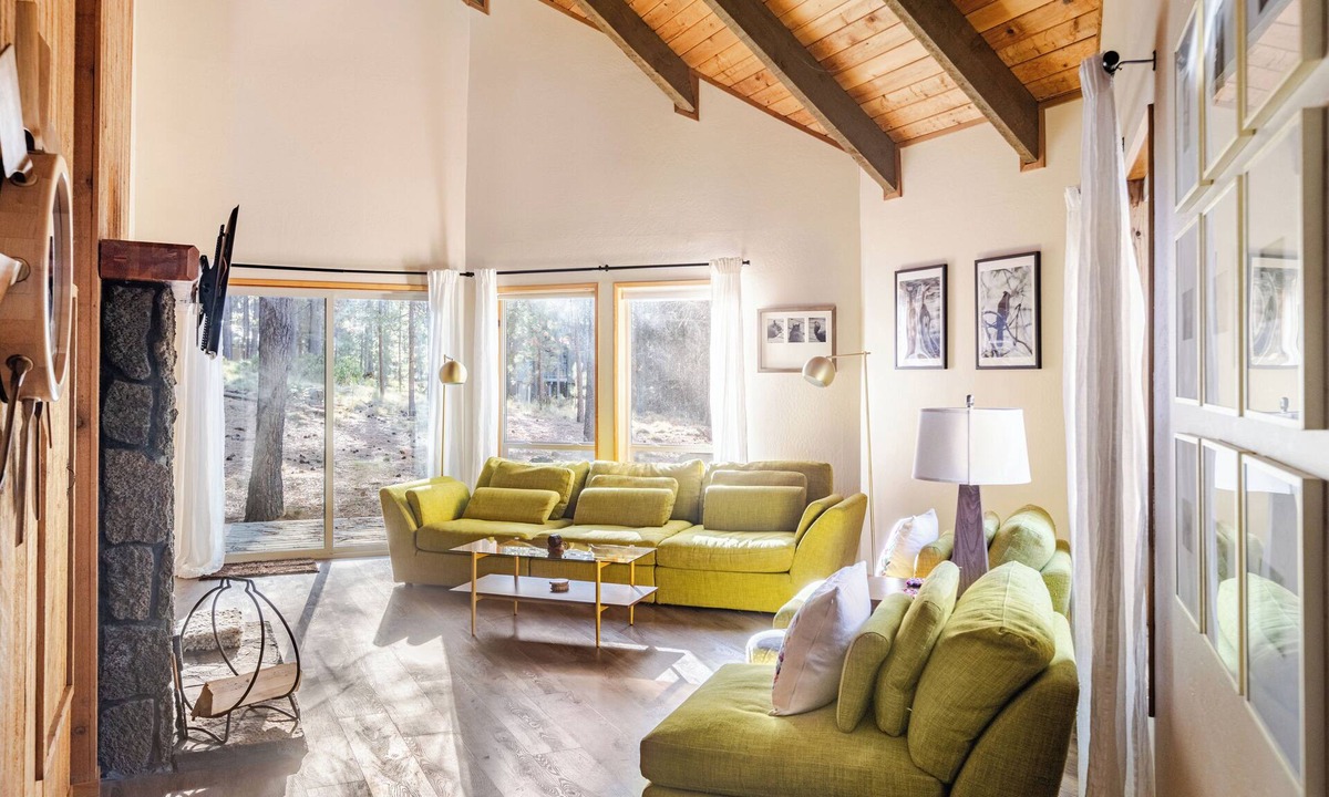Sunriver Ski Chalet | Sunriver Chalet Minimalist Design Fireplace Sleeps 6