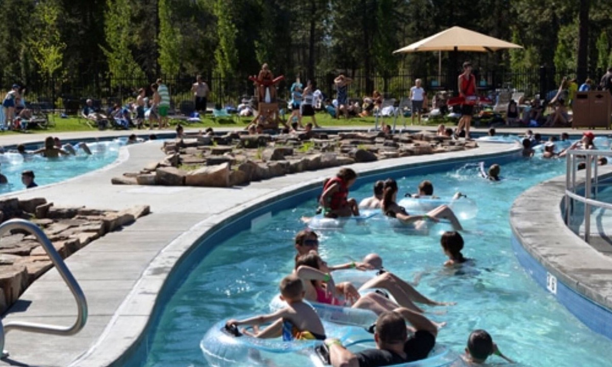 Overlook Park House | SUNRIVER MOUNTAIN CABIN with private hot tub, FP, Bikes, Walk to SHARC, Pets