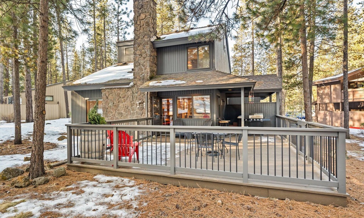 Sunriver Cabin | Sunriver Nostalgia - Walk to Sunriver Village, SHARC passes, HOT TUB