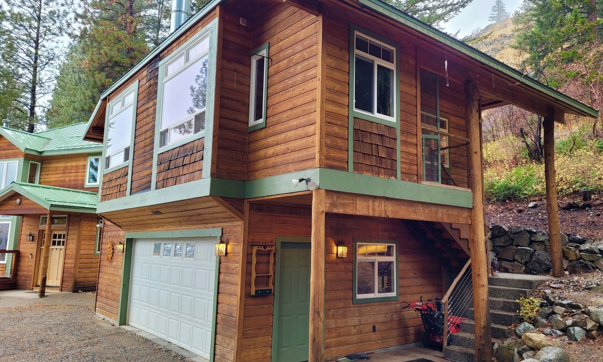 Winthrop Apartment | Sunset Loft-Dog friendly Studio Apt for Extended Stays in the Methow Valley