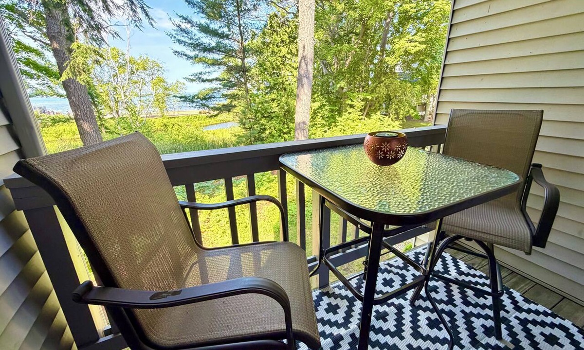 Acme Condo | Sunset & Shore:Cozy Lakeside Studio Condo