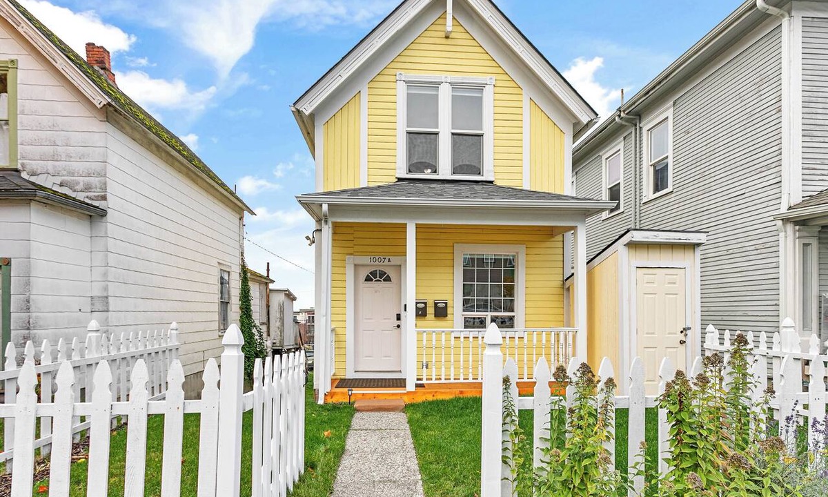 Sehome House | Sunshine Cottage w/Bay-View Deck & 3 Kings Just Steps From Downtown!